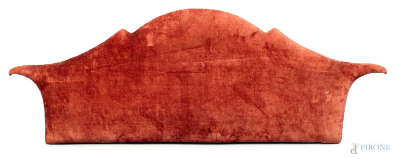 Testata di letto di linea sagomata, imbottita e rivestita in velluto rosso, cm 62x169  - Asta Asta a Tempo di Antiquariato e Arte Moderna - Aste Pirone