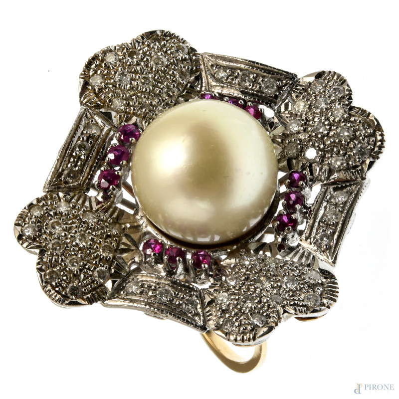 Anello con montatura in oro basso e centrale di perla australiana contornata da pavè di brillanti e 12 rubini, misura 17, peso lordo gr 15,8  - Asta ASTA A TEMPO | PICTA MANENT - Aste Pirone