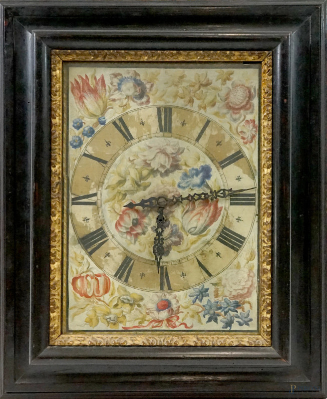 Orologio da parete del XVIII-XIX secolo, quadrante in tela dipinta a numeri romani con decori floreali policromi, cornice in legno ebanizzato con battuta interna dorata e scolpita a foglie di cavolo, ingombro cm 74x60, (meccanismo da revisionare).  - Asta ASTA A TEMPO DI ANTIQUARIATO E ARTE MODERNA - Aste Pirone