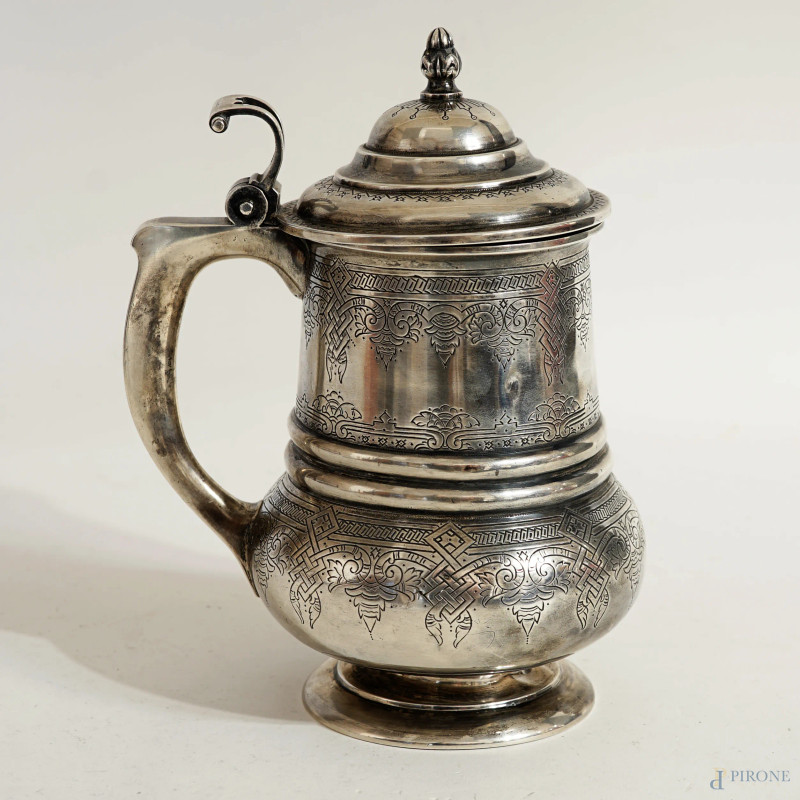 Raffinato tankard in argento, Russia, San Pietroburgo, Alexander Sevier, 1895, presa a foggia di ghianda, decori geometrici incisi sul coperchio e sul corpo su registri sovrapposti, cm h 21, peso gr. 500  - Asta ASTA A TEMPO DI ANTIQUARIATO E ARTE MODERNA - Aste Pirone