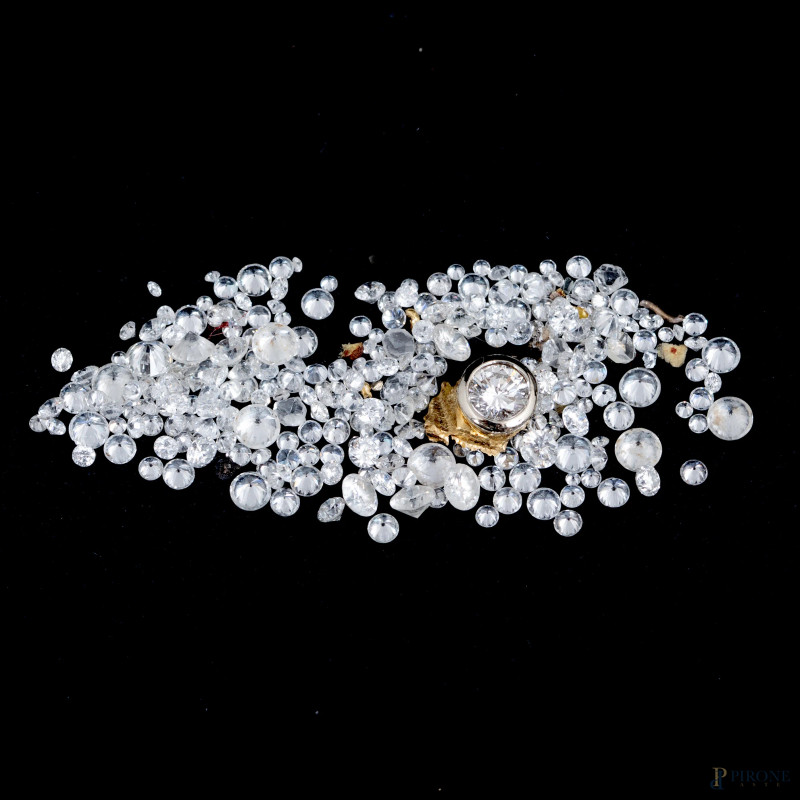 Lotto di brillanti di vario taglio e carature, (privi di certificati gemmologici, segni di usura, rotture, difetti)  - Asta ASTA A TEMPO | VARIÆ - Aste Pirone