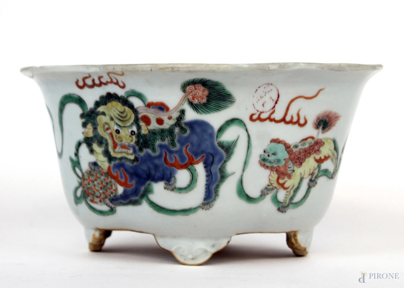 Vaso di linea quadrilobata, Cina, XIX secolo, in ceramica smaltata e dipinta a motivo di fiori ed animali fantastici, cm h 11x22, (lievi difetti).  - Asta ANTIQUARIATO E ARTE MODERNA - Aste Pirone