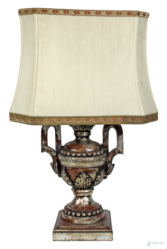 Lampada con base a foggia di vaso biansato in legno intagliato e laccato, cm h 64, XX secolo, (difetti, meccanismo da revisionare).  - Asta ASTA DI ARTE MODERNA E ANTIQUARIATO - Aste Pirone