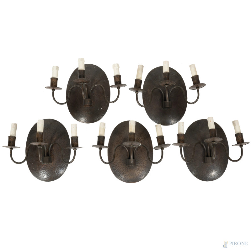 Lotto di cinque appliques in bronzo a tre luci, XX secolo, cm 28x19x15, (difetti, segni di usura)  - Asta ASTA A TEMPO | VARIÆ - Aste Pirone