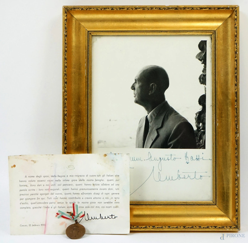 Lotto composto da una fotografia d'epoca raffigurante Umberto II di Savoia, con dedica autografa e retro dattiloscritto da Lucifero (Maestro Real Casa), ed una medaglietta ricordo con foglio di dedica e ringraziamenti di Umberto II di Savoia, misure max c  - Asta ASTA A TEMPO - DUE SESSIONI - Aste Pirone