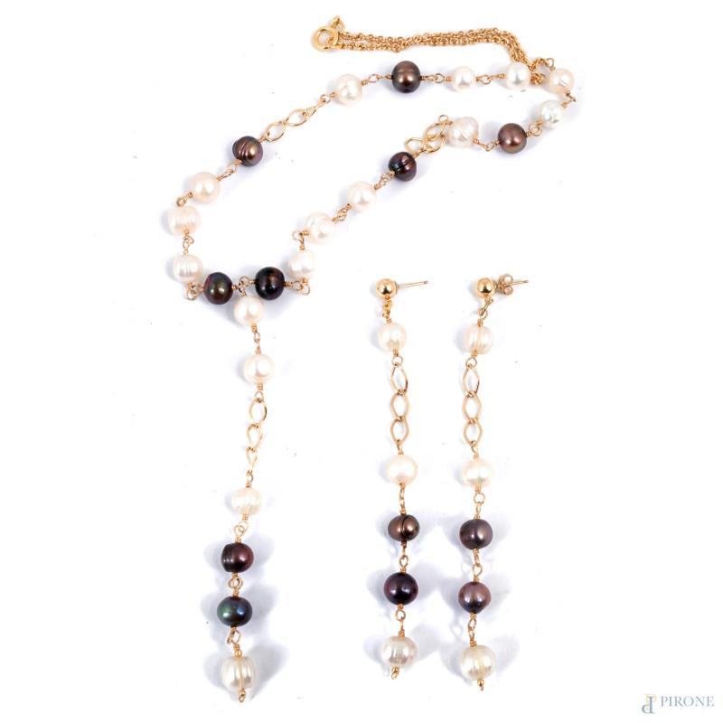 Parure composta da collana e orecchini in oro 14 kt e pietre, lunghezza orecchini cm 11, lunghezza collana cm 50, peso lordo complessivo gr 34,5, (mancanza di una fermezza agli orecchini)  - Asta ASTA A TEMPO | VARIÆ - Aste Pirone