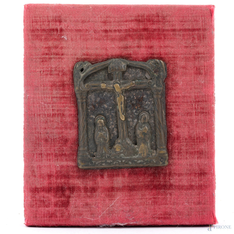Att. ad Andrea Briosco detto "il Riccio" (1470-1532), placchetta in bronzo raffigurante Crocifissione, cm  6x5, (Segni di usura,  applicata su supporto in legno rivestito in tessuto)  - Asta ASTA A TEMPO | ELECTA - Aste Pirone