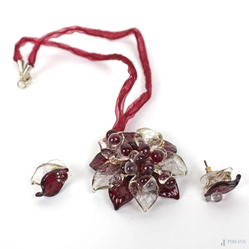 Parure collana a  foggia di fiore e paio di orecchini in vetro bordeaux e trasparente, lunghezza cm 40, (lievi difetti).  - Asta ASTA DI ARTE MODERNA E ANTIQUARIATO - Aste Pirone