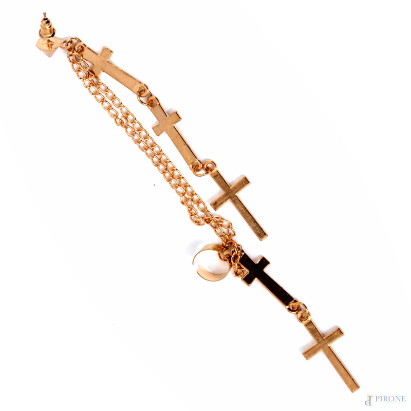 Orecchino a pendente con ciondoli a croce in metallo dorato, lunghezza cm 13  - Asta ASTA A TEMPO | VARIÆ - Aste Pirone