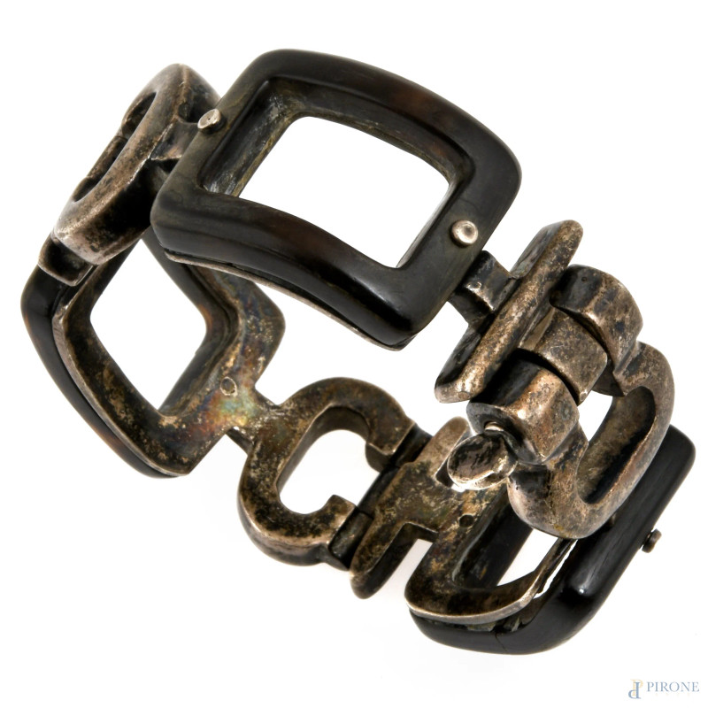 Bracciale rigido con struttura in argento e inserti in osso, peso complessivo gr 101,8, lunghezza cm 17  - Asta ASTA A TEMPO | VARIÆ - Aste Pirone