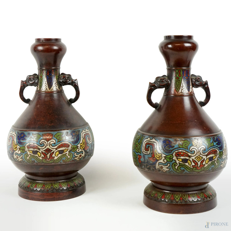 Coppia di vasi in bronzo e smalti cloisonné, corpo decorato a tre fasce con intrecci floreali e motivi arcaicizzanti, anse zoomorfe, cm h 31, Cina, XX secolo.   - Asta II TORNATA DI ASTA DI ARTE MODERNA E ANTIQUARIATO - Aste Pirone