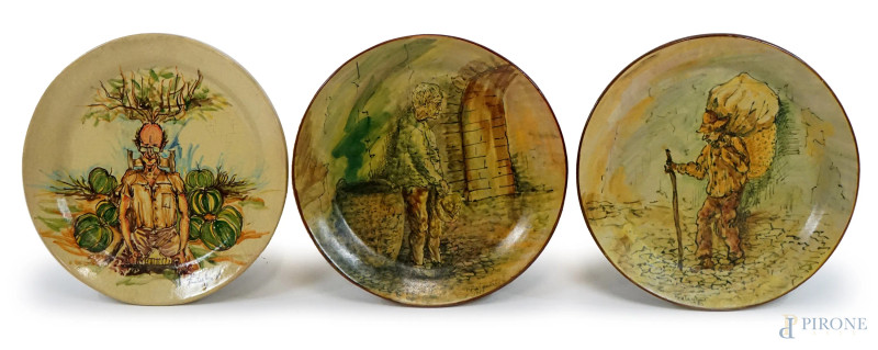 Lotto di tre piatti da muro in ceramica dipinta a soggettoo di figure, firmati e datato, diam. cm 43  - Asta ASTA DI ARTE MODERNA, CONTEMPORANEA E VINTAGE - Aste Pirone