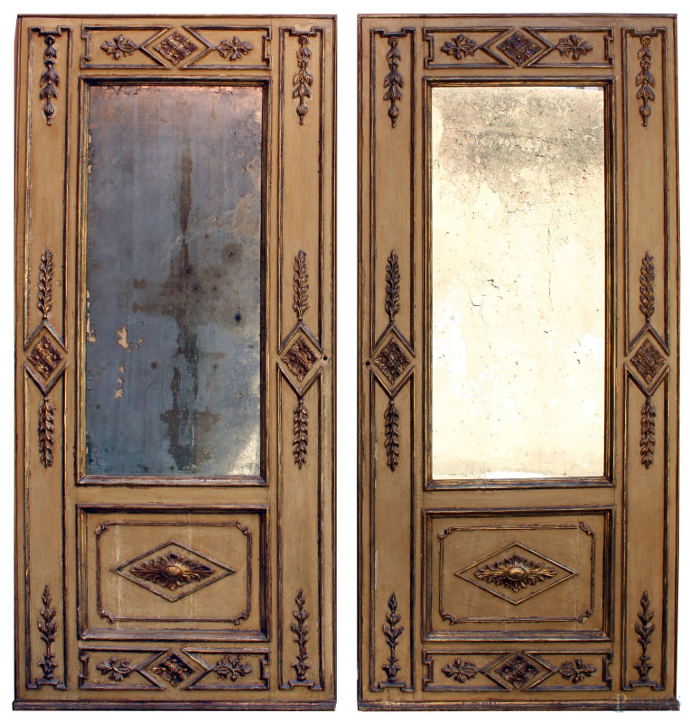 Coppia di porte, XVIII-XIX secolo, in legno laccato, dorato e intagliato a motivo di rombi con fiori e foglie, riserve specchiate  di linea rettangolare, parte retrostante foderata in tessuto bianco, cm h 224x102x4, (difetti e segni del tempo).  - Asta ANTIQUARIATO E ARTE MODERNA - Aste Pirone