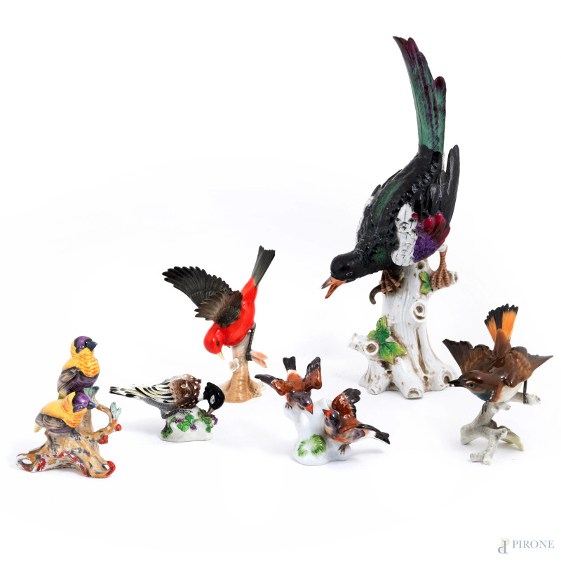 Lotto di sei sculture in porcellana raffiguranti volatili, XX secolo, altezza massima cm 41, (segni di usura, scalfiture, difetti)  - Asta ASTA A TEMPO | VARIÆ - Aste Pirone