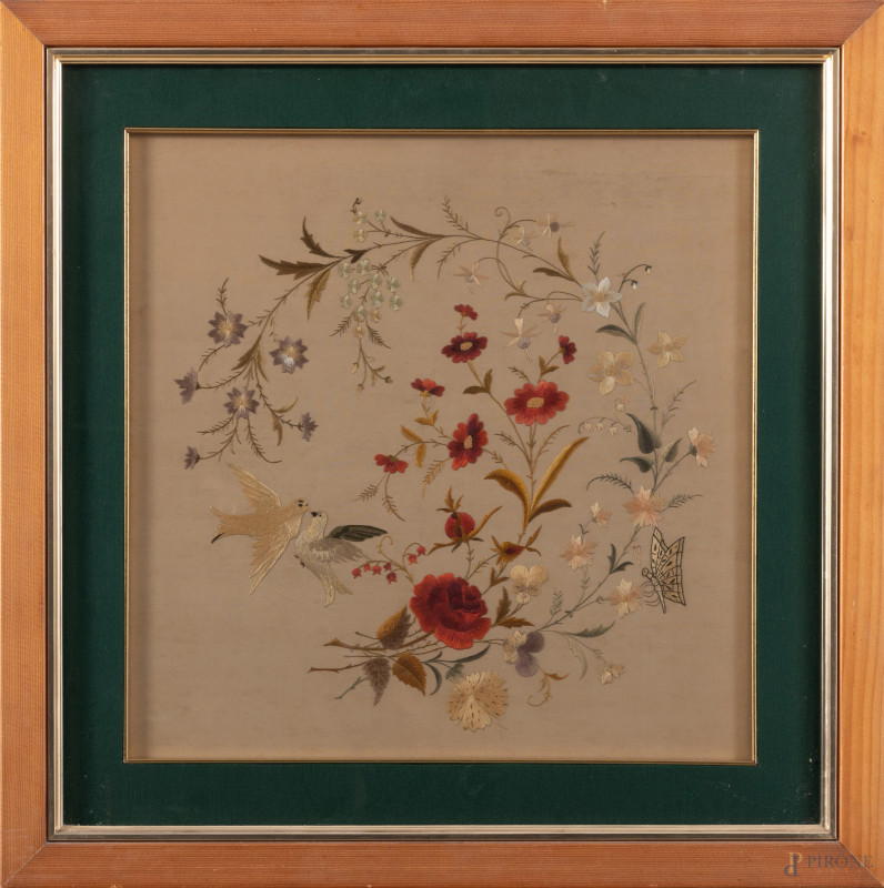 Composizione a ricamo con fiori e volatili su tessuto, XX secolo, cm 44x44, entro cornice, (Segni di usura del tempo)  - Asta  ASTA A TEMPO | VARIÆ - Aste Pirone