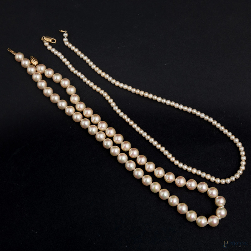 Lotto composto da due collane a un filo di perle con chiusure in oro 18 kt, lunghezza massima cm 45  - Asta ASTA A TEMPO | VARIÆ - Aste Pirone