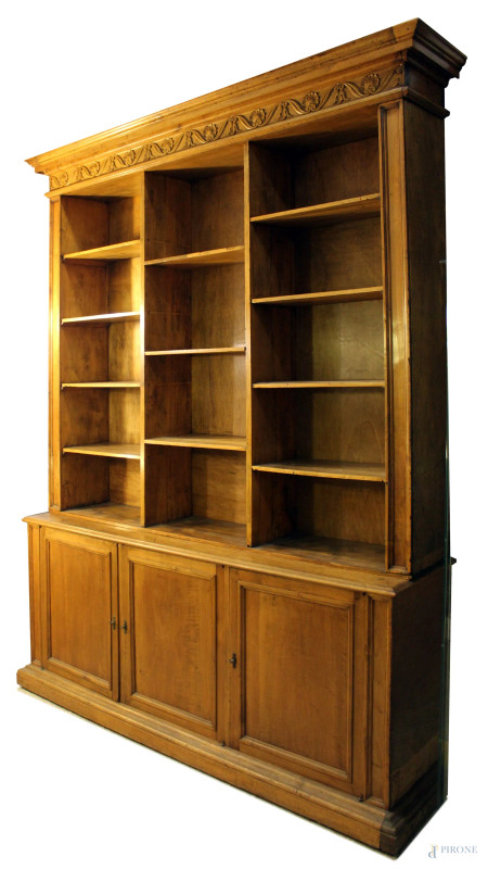 Grande libreria in noce a doppio corpo, XX secolo, cappello modanato e fregio scolpito a palmette e volute, parte superiore a tre vani mensolati,parte inferiore a tre sportelli di cui uno celante quattro cassetti, cm 263x196x47, (difetti e segni del tempo).  - Asta Asta a Tempo di Antiquariato e Arte Moderna - Aste Pirone