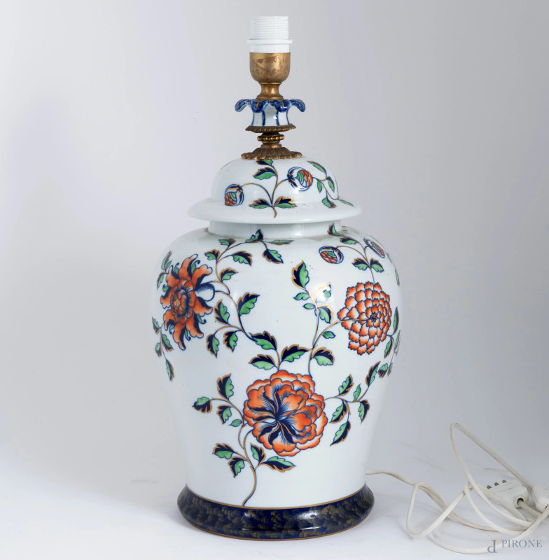 Lampada da tavolo in porcellana Sevres decorata in policromia a motivi floreali, XX secolo, altezza cm 52, (segni di usura, difetti di cottura, scalfiture, cadute di smalto stannifero, da revisionare)  - Asta ASTA A TEMPO | VARIÆ - Aste Pirone