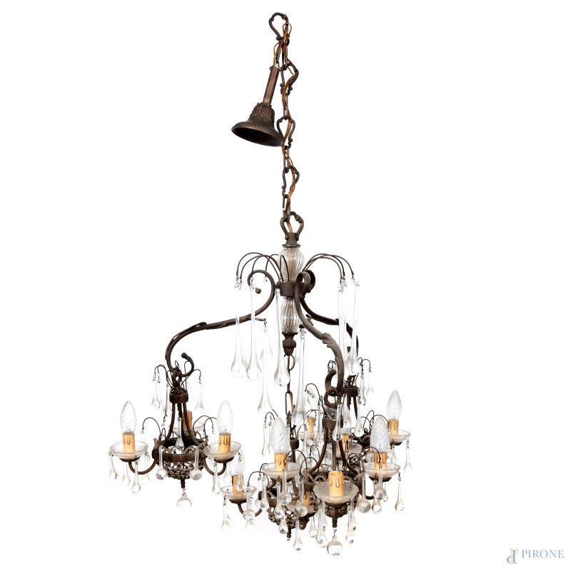 Lampadario a dodici luci con struttura in ferro e cristallo, XX secolo, cm 104x70 ca., (segni di usura, mancanze, difetti)  - Asta ASTA A TEMPO | VARIÆ	 - Aste Pirone