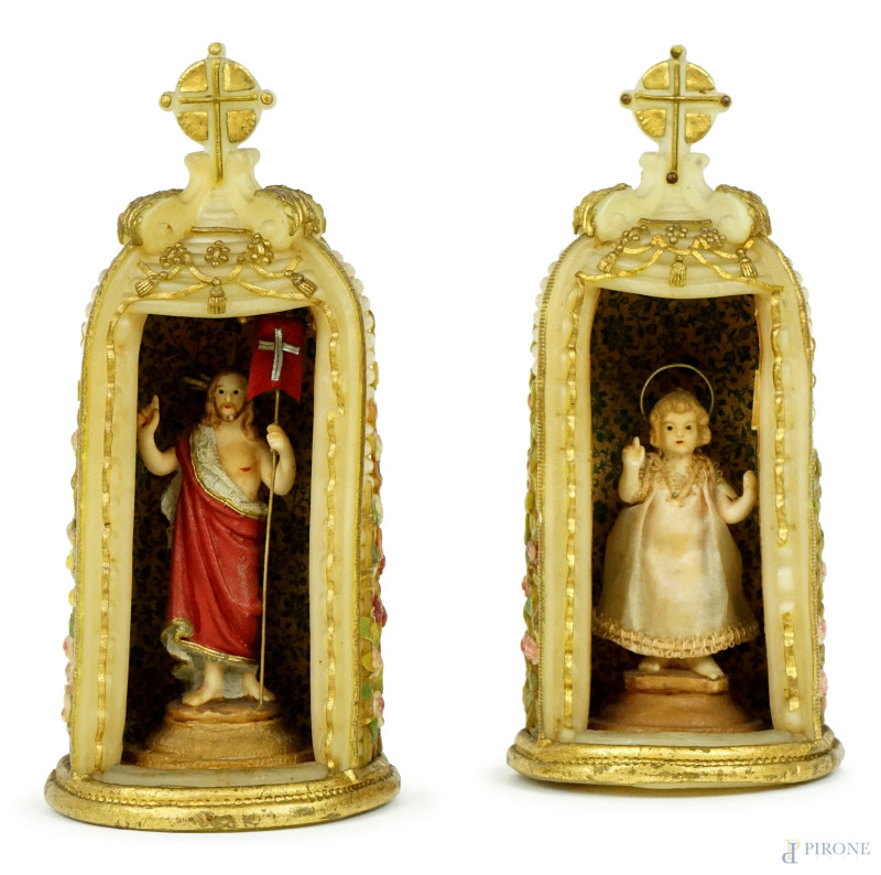 Due sculture raffiguranti Cristo e il Bambinello entro nicchie modellate in cera, decori ed applicazioni policrome, finiture dorate, cm h 16,5, inizi XX secolo, (difetti).  - Asta ASTA A TEMPO - DUE SESSIONI - Aste Pirone