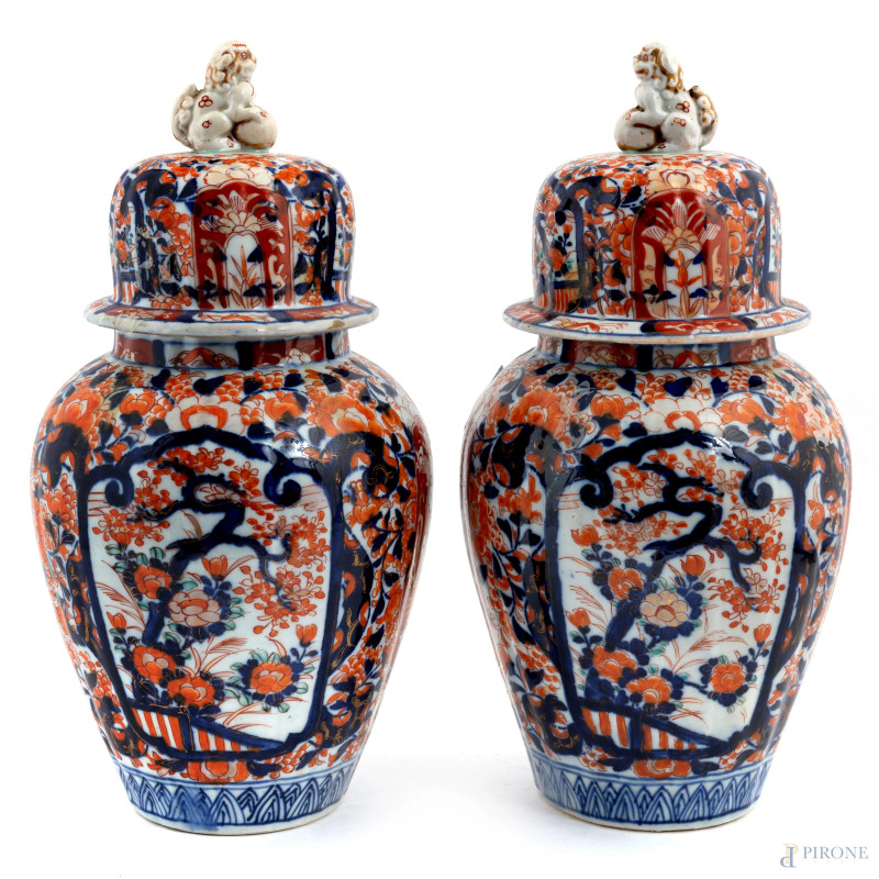 Coppia di potiche in porcellana Imari con coperchio a presa di dragone, XX secolo, altezza cm 32, (segni di usura, felature)  - Asta ASTA A TEMPO | ELECTA - Aste Pirone