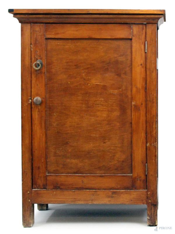 Mobiletto in legno dolce tinto noce, prima metà del XX secolo, ad uno sportello, cm h 92x67x37, (difetti).  - Asta ANTIQUARIATO E ARTE MODERNA - Aste Pirone