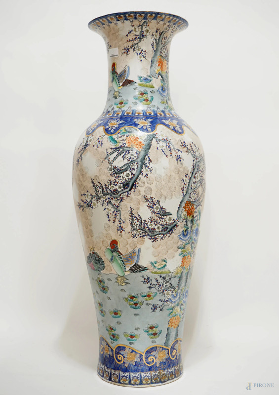 Grande vaso in porcellana policroma, decori di tronchi d'albero e fiori di loto su rami e volatili, Cina, XX secolo,  cm h 133  - Asta ASTA A TEMPO DI ANTIQUARIATO E ARTE MODERNA - Aste Pirone