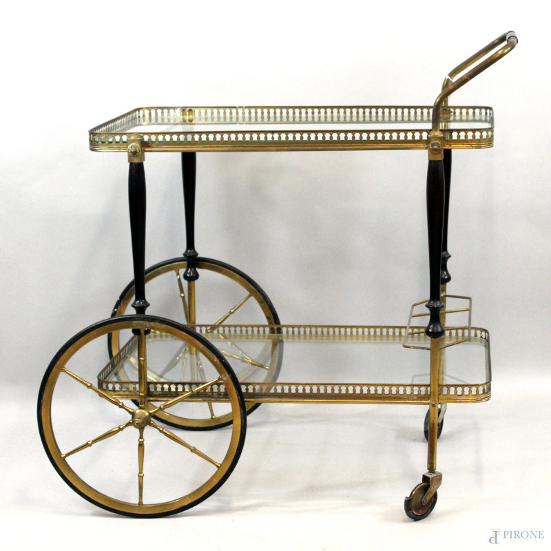 Carrello portavivande in metallo dorato anni '50, a due ripiani in vetro con porta bottiglie, quattro rotelle, cm h 84x84, (difetti).  - Asta ANTIQUARIATO E ARTE MODERNA - Aste Pirone