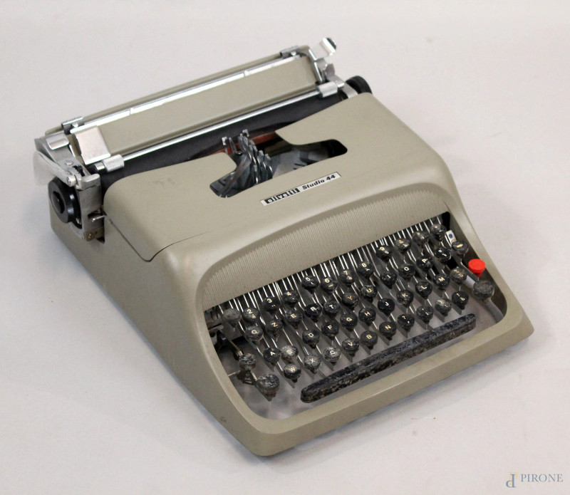 Olivetti, macchina da scrivere vintage, modello Studio 44, cm 13x37x32, segni di utilizzo, (meccanismo da revisionare).  - Asta ASTA DI ARTE MODERNA E ANTIQUARIATO - Aste Pirone