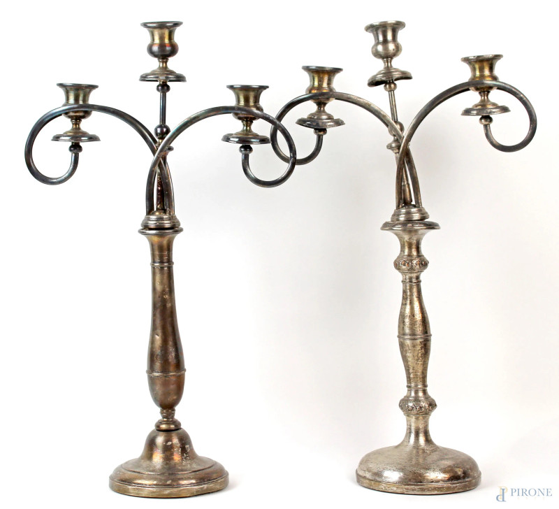 Due candelabri Liberty in metallo argentato a tre fiamme, fusti non pertinenti, cm h 52x30x13,5, (difetti, parte rotta)  - Asta Asta a Tempo di Antiquariato e Arte Moderna - Aste Pirone