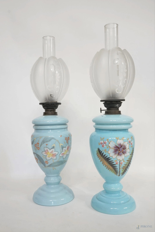 Due lampade da tavolo in opaline turchese con decori floreali policromi dipinti, cm h 65, prima metà del XX secolo, (difetti su una lampada).  - Asta ASTA A TEMPO DI ANTIQUARIATO E ARTE MODERNA - Aste Pirone