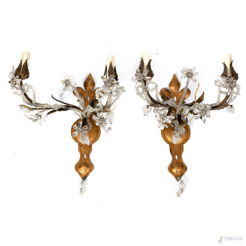 Coppia di appliques in ferro dorato a due luci con elementi a goccia in cristallo, XX secolo, cm 37x32x31, (segni di usura, mancanze, rotture)  - Asta ASTA A TEMPO | VARIÆ - Aste Pirone