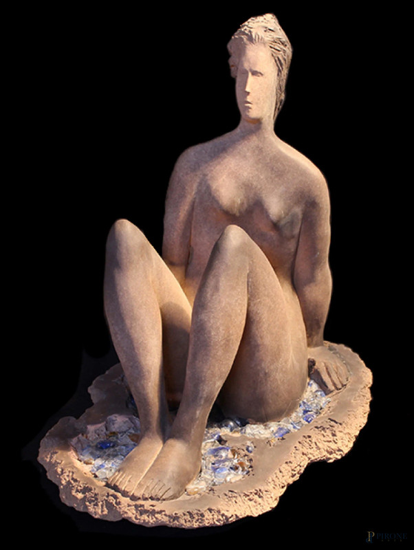 Alessandro Rocchi (1951), Attesa n. 1, terracotta patinata e vetro, cm 35x24x28. L’opera è pubblicata sul catalogo ragionato dell’artista edito da Unione Europea Esperti d’Arte alla pag. 202. La vendita comprende anche una copia del catalogo.  - Asta ASTA DI ARTE MODERNA E ANTIQUARIATO - Aste Pirone