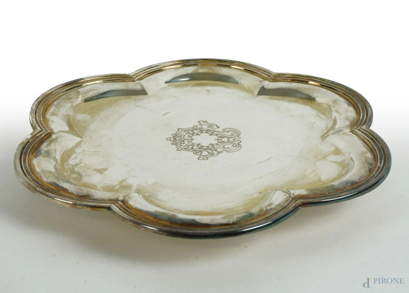 Salver in argento 925 Ventrella, di linea polilobata con decoro inciso, cm 2,5x23, peso gr. 390.  - Asta ASTA DI ANTIQUARIATO E ARTE MODERNA - Aste Pirone