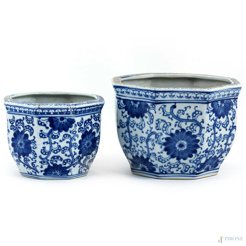 Lotto di due cachepot in ceramica nei toni del bianco e del blu con decori a motivi floreali. Cina, XX secolo, misure massime cm 14x19x19, (segni di usura, difetti)  - Asta ASTA A TEMPO | VARIÆ - Aste Pirone