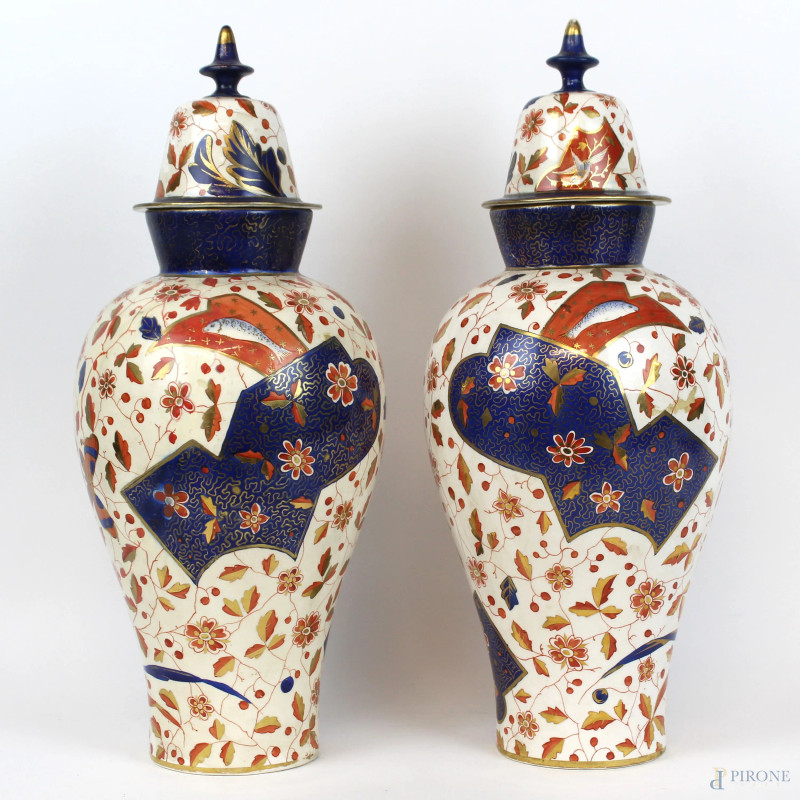 Coppia di potiches a decoro Imari in porcellana policroma,  cm h 42, arte orientale, XIX secolo, (lievi difetti).  - Asta ASTA DI ARTE MODERNA E ANTIQUARIATO - Aste Pirone