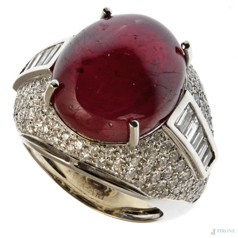 Anello in oro bianco 18 kt con rubino cabochon centrale di 10 ct circa, diamanti 1,5 ct totali, diamanti taglio baguette 1,2 ct totali, misura 15, peso lordo g 16,5  - Asta ASTA A TEMPO | PICTA MANENT - Aste Pirone
