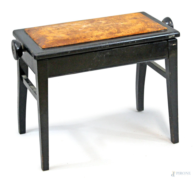 Sgabello da pianoforte in legno laccato nero, XX secolo, seduta regolabile in cuoio, poggiante su quattro gambe mosse, cm 46x31,5x61,5, (difetti).  - Asta ANTIQUARIATO E ARTE MODERNA - Aste Pirone