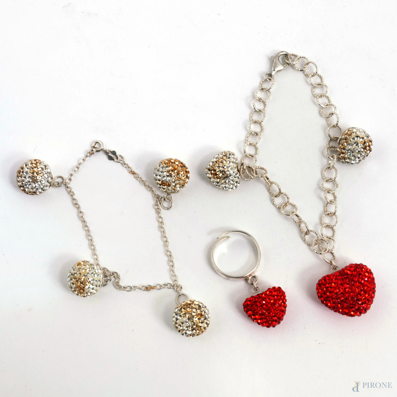 Lotto composto da due bracciali e un anello regolabile con montatura in argento 925/000 e brillantini, misura massima bracciale cm 21, peso lordo complessivo gr 33 (difetti)  - Asta ASTA A TEMPO | VARIÆ - Aste Pirone