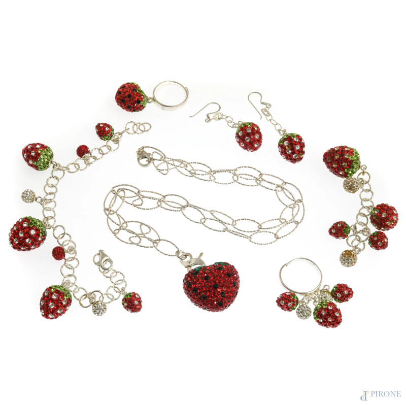 Parure composta da catenina con ciondolo, bracciale, coppia di orecchini e due anelli in argento 925/000 con pendenti a guisa di fragole in resina e brillantini, lunghezza massima cm 60, peso lordo complessivo gr 70, (rotture)  - Asta ASTA A TEMPO | VARIÆ - Aste Pirone