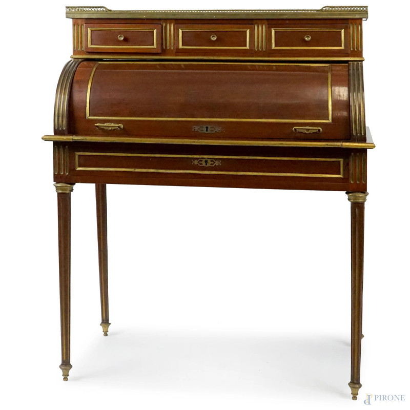 Bureau francese in mogano, fine XIX secolo, con rullo celante scrittoio tre cassettini e vano a giorno,  gambe troncoconiche scanalate, finiture e applicazioni in bronzo dorato, cm h 109x90,5x49  - Asta ASTA DI ANTIQUARIATO - Aste Pirone