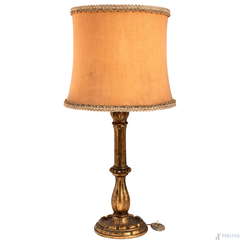Lampada da tavolo in legno dorato e intagliato, XX secolo, altezza cm 61, (difetti, cadute di doratura, scalfiture, fessurazioni, fori di tarlo da revisionare)  - Asta ASTA A TEMPO | VARIÆ - Aste Pirone