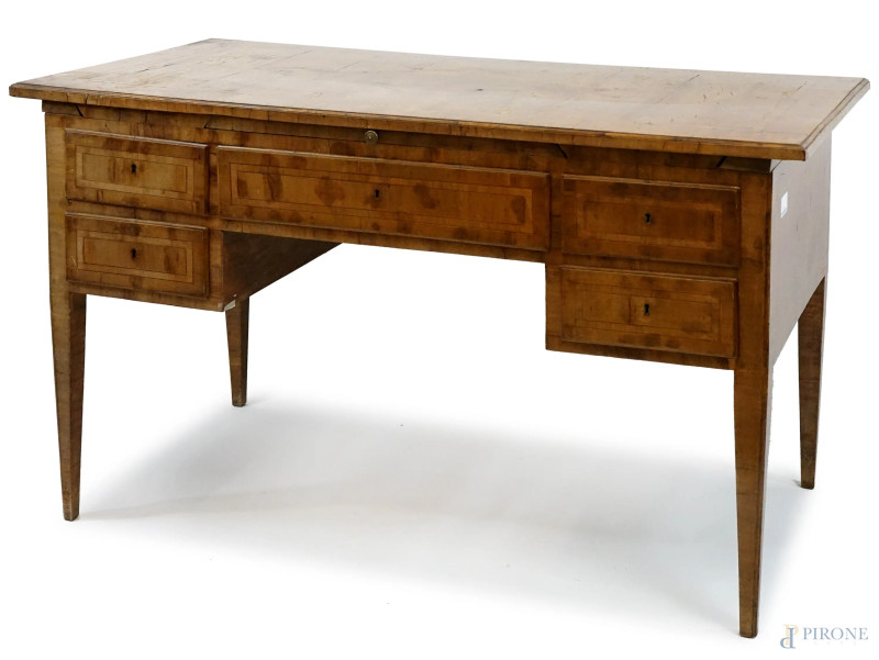 Scrittoio stile Luigi XVI, in legno impiallacciato e filettato, piano con inserto in pelle, fronte a cinque cassetti con pianetto estraibile, gambe ad obelisco rovesciato, cm 81x138x70, (difetti)  - Asta ASTA A TEMPO di Arte Moderna e Antiquariato - Aste Pirone