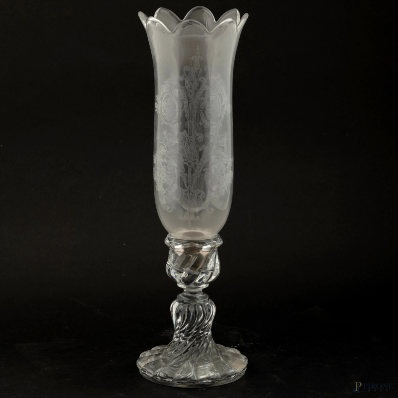 Candeliere in cristallo  con diffusore decorato a graffio, XX secolo, altezza cm 41, (segni di usura)  - Asta ASTA A TEMPO | PICTA MANENT - Aste Pirone
