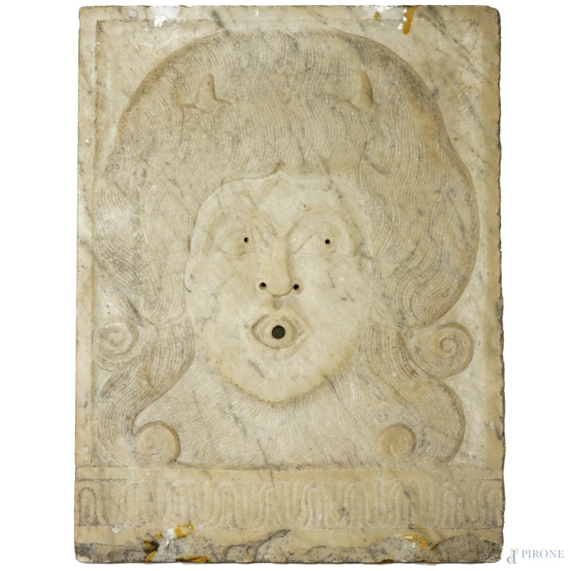 Bassorilievo in marmo raffigurante un mascherone femminile per fontana, XX secolo, cm 45,5x34 circa  - Asta ASTA A TEMPO DI ANTIQUARIATO, ARTE ANTICA E MODERNA - Aste Pirone