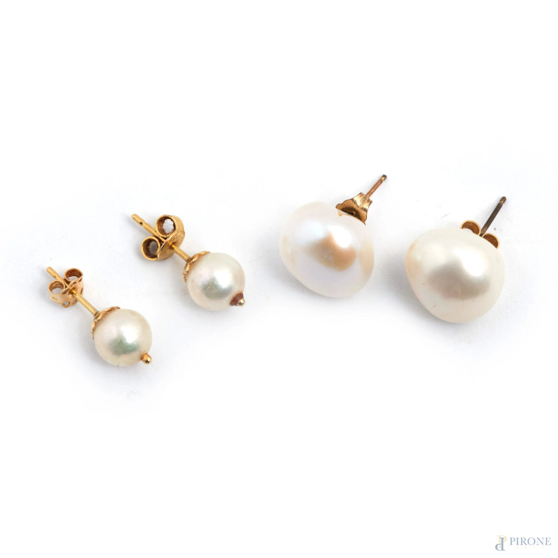 Lotto di due paia di orecchini con perle, misura massima delle perle 12-13, (segni di usura)  - Asta ASTA A TEMPO | VARIÆ - Aste Pirone