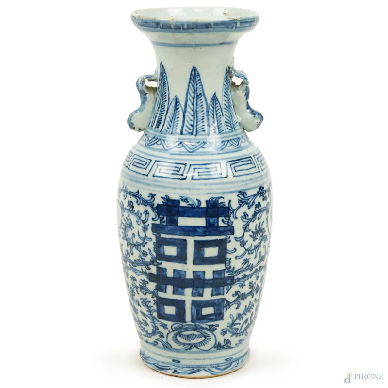 Vaso in porcellana bianco e blu, corpo e collo a decori geometrici e motivi floreali, Cina, XX secolo, cm h 24,  (difetti e restauri sull'orlo)  - Asta ASTA A TEMPO DI ANTIQUARIATO E ARTE MODERNA - Aste Pirone