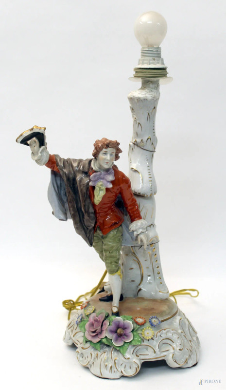 Lampada in porcellana Capodimonte, sormontata da gentiluomo con cappello, H 40 cm, difetti.  - Asta SECONDA TORNATA D' ASTA A TEMPO DI FINE STAGIONE - Aste Pirone