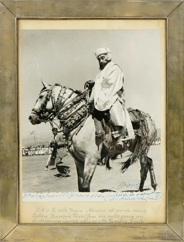 Cornice rettangolare in argento con fotografia d'epoca del Re dello Yemen Ahmad ibn Yahya, cm 43x33x1, argenteria Fornari Roma, metà XX secolo  - Asta ASTA DI ARTE MODERNA, CONTEMPORANEA E VINTAGE - Aste Pirone