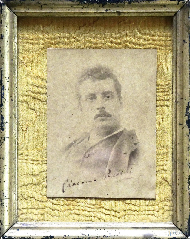 Foto alla gelatina ai sali d’argento raffigurante Giacomo Puccini con firma autografa del compositore, cm 10x14, entro cornice  - Asta ANTIQUARIATO E ARTE MODERNA - Aste Pirone